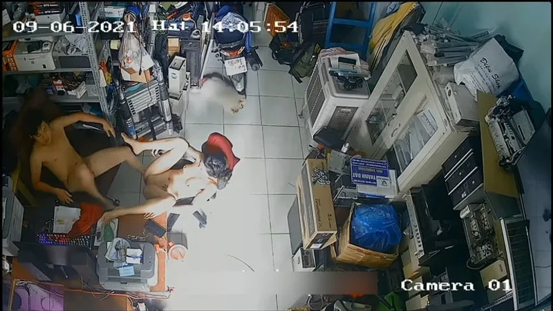 Vợ yêu chồng trả bài nhau trong của cây hàng máy tính
