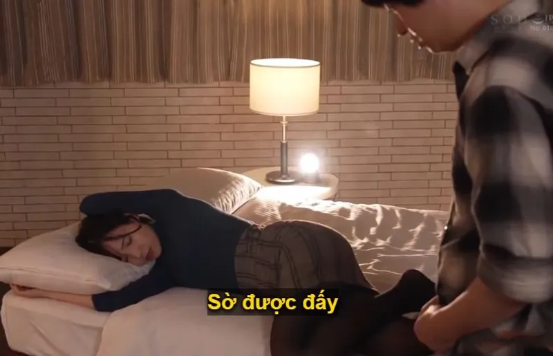 Một đêm mất ngủ với nữ phát thanh viên nổi như cồn khi ở cùng phòng khách sạn